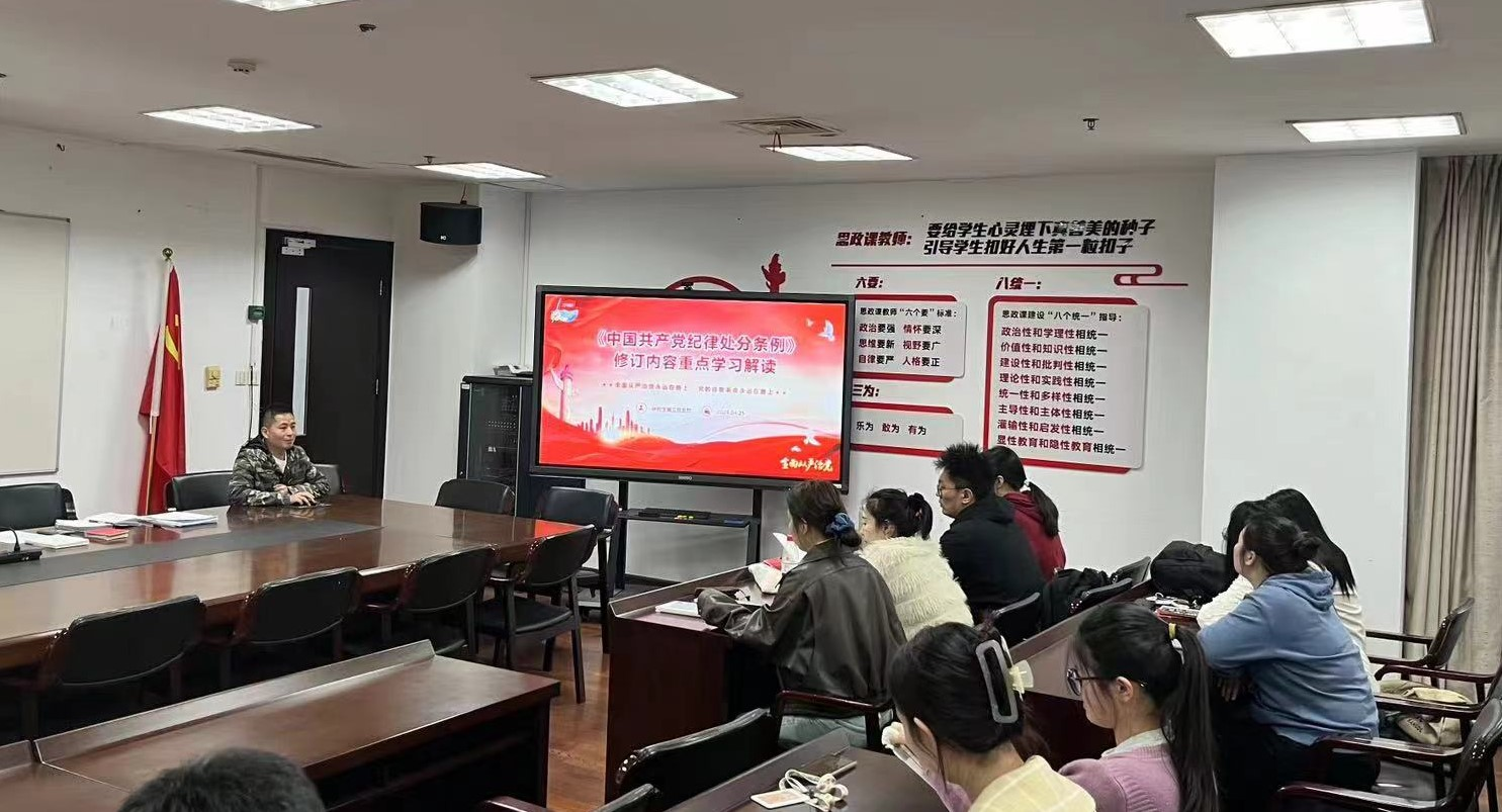 房间里的木桌子上的电脑  描述已自动生成